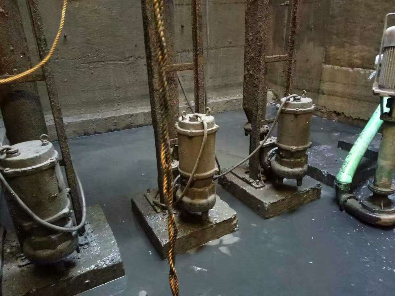 板芙镇污水池清理